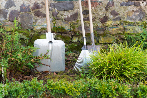 gartengerät schaufel und rechen einpflanzen umgraben im garten gartenarbeit
 photo