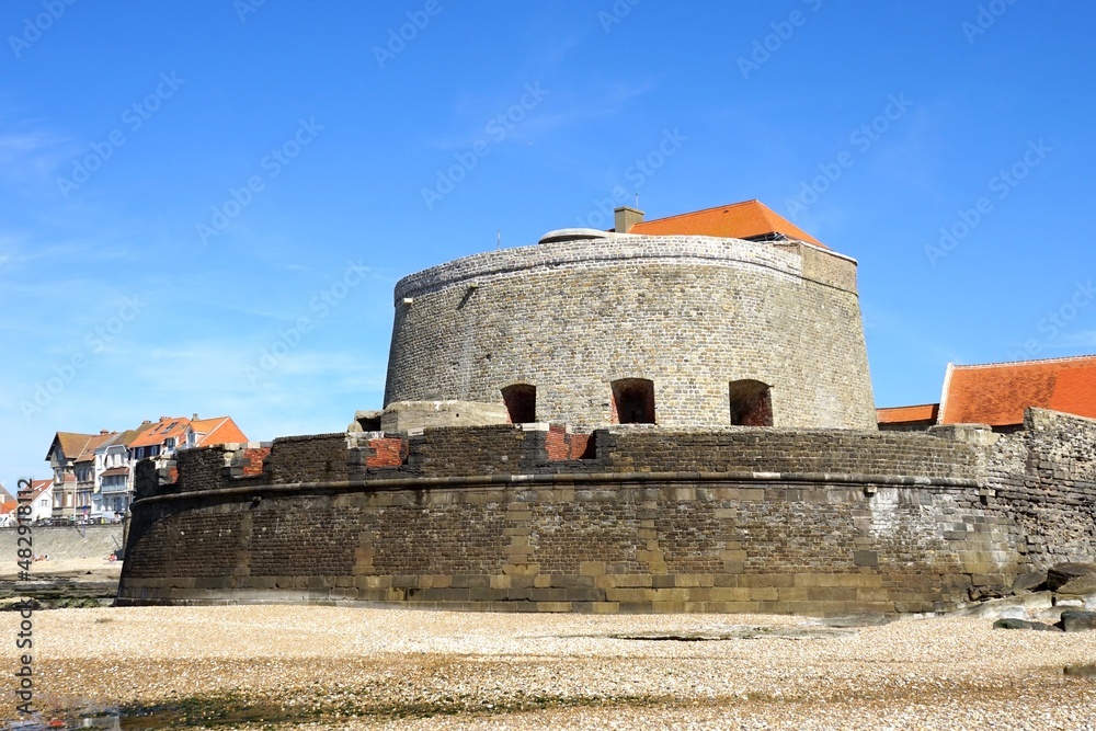 Fort Mahon from Ambleteuse at low tide, sea fortress as a landmark on the Opal Coast, Fort d'Ambleteuse, Fort Vauban, Opal Coast, Pas-de-Calais, Hauts-de-France, France