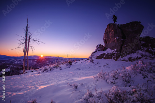 Krajobraz zimowy, wschód słońca w górach