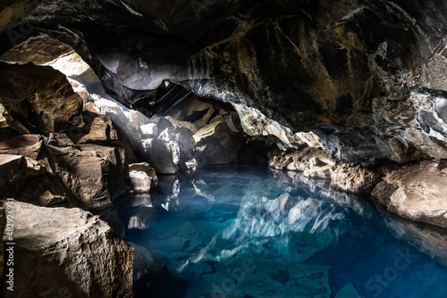 Die Höhle Grjotagja mit kristallklarem, blauen Wasser, bekannt durch Game of Thrones 