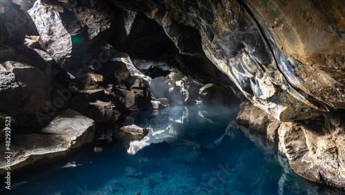 Die idyllische Höhle Grjotagja auf Island mit kristallklarem, blauen Wasser, bekannt durch Game of Thrones  photo