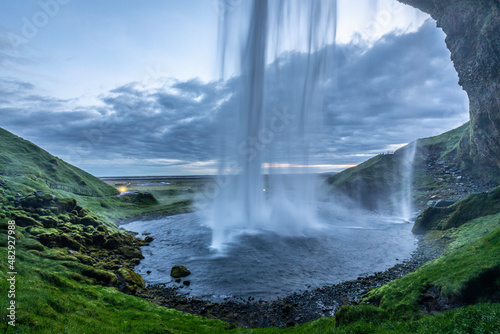 Wassermassen des Wasserfalls Seljalandsfoss stürzen hinab in einen See. photo