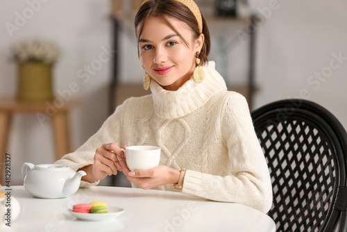 Beautiful young woman drink...