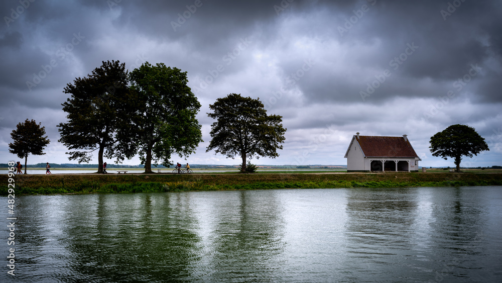Aire de pique nique sur la digue du nord à Saint-Valery-sur- Somme, Baie de Somme Aire de pique nique sur la digue du nord à Saint-Valery-sur- Somme, Baie de Somme