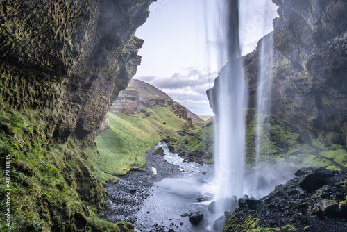 Wassermassen stürzen den Wasserfall des Kvernufoss im Süden Islansds hinab. photo