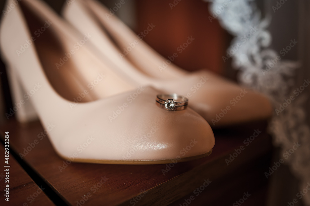 Bride's shoes, gold rings. Morning of the bride. Wedding details