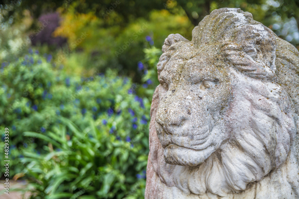 Statue de lion dans un parc