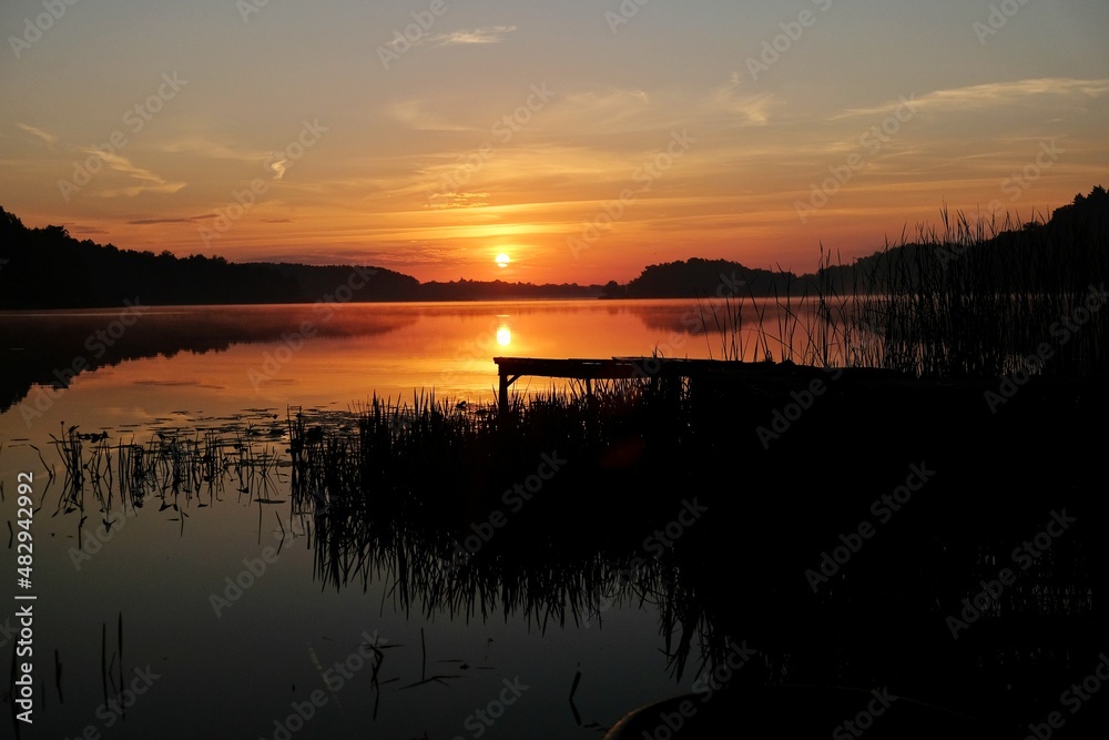 Waemia i Mazury. Zachód słońca nad jeziorem