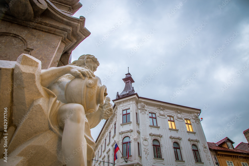 Obraz premium Statue in the town square of Ljubljana