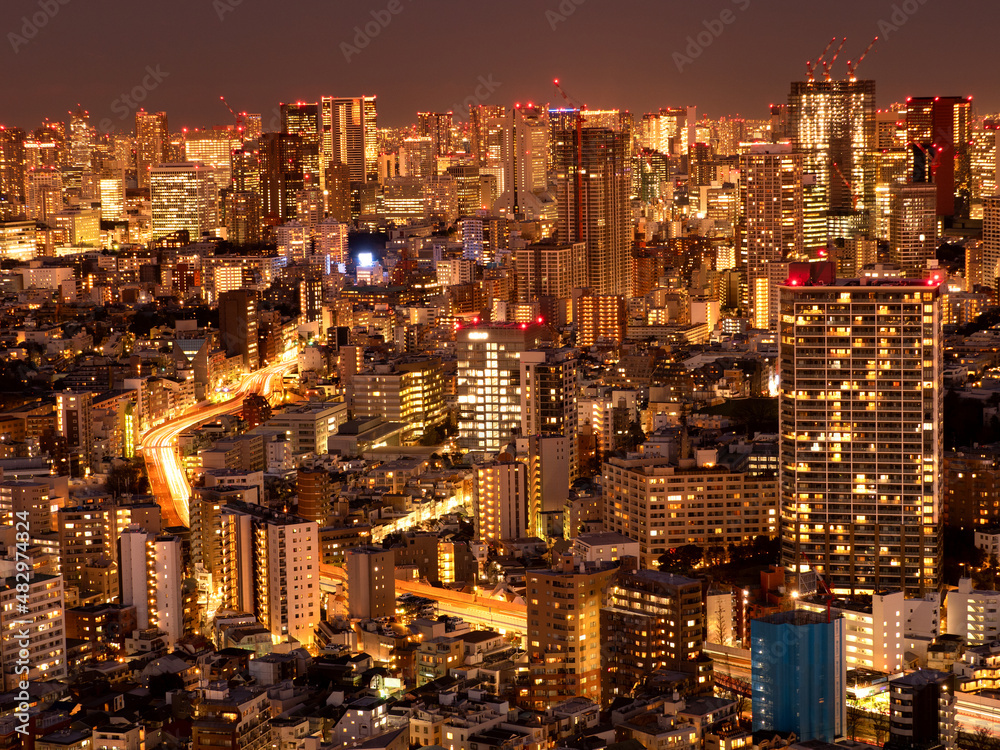 Obraz premium 夕暮れの都市風景 東京 