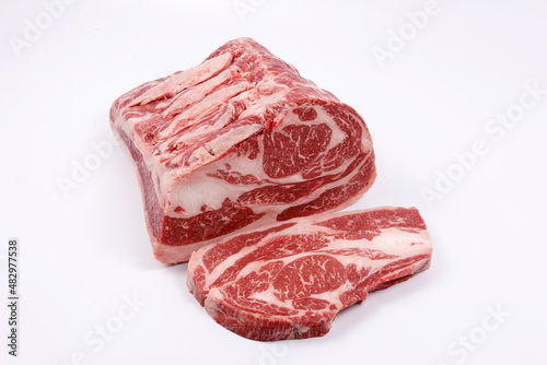 Steaks de Carne de Res Roja sobre fondo blanco