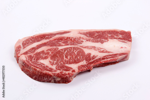 Steak de Carne de Res Roja sobre fondo blanco