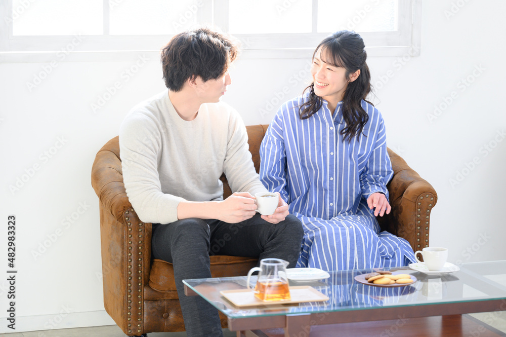 It's like newlyweds looking at each other. It's like newlyweds looking at each other.