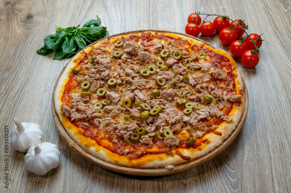 pizza with tuna, green olives and tomato sauce