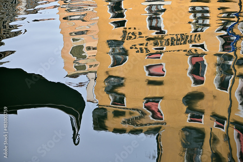 Venedig - Spiegelungen einer Gondel im Kanal photo