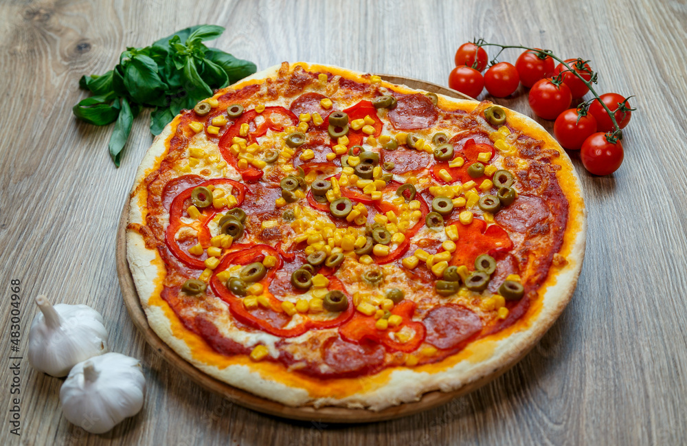 pizza with ham, onion, mushroom, corn, green olives, red pepper and chesse