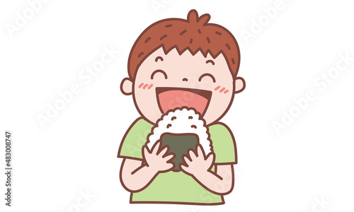 おにぎりを食べる男の子