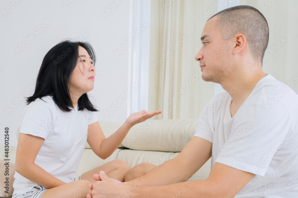 Obraz premium Young woman fighting with her husband at home