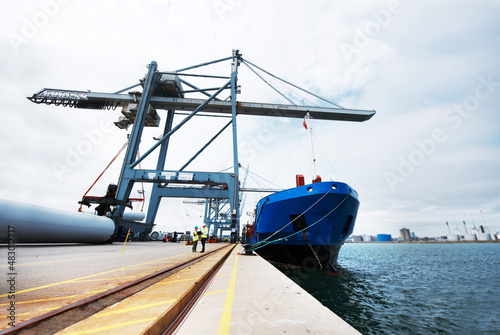 Φωτογραφία Size ratio. Two customs officer sat work in the shipyard.