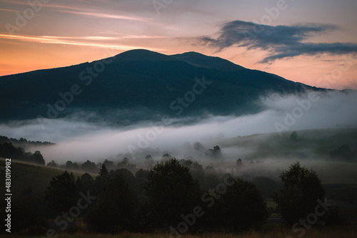 Bieszczadzki świt. Połonina Caryńska przed wschodem słońca i mgły w dolinie Wołosatego