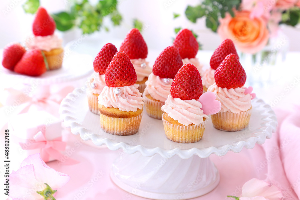Valentine cupcakes with white chocolate and strawberry cream with strawberry.
Valentine bouquet of rose flowers and gift. いちごカップケーキ バレンタイン バレンタインデー 母の日 Valentine cupcakes with white chocolate and strawberry cream with strawberry.
Valentine bouquet of rose flowers and gift. いちごカップケーキ バレンタイン バレンタインデー 母の日