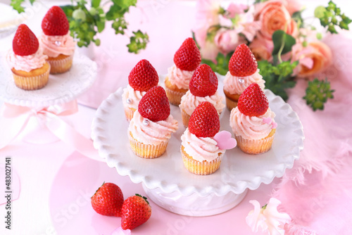 Valentine cupcakes with white chocolate and strawberry cream with strawberry. Valentine bouquet of rose flowers and gift. いちごカップケーキ バレンタイン バレンタインデー 母の日