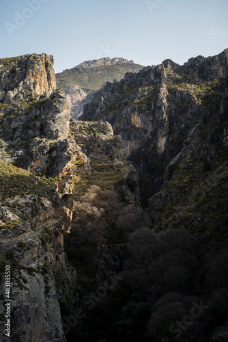 Paisaje de la sierra de Granada con tonos verdes y marrones © MiguelAngelJunquera