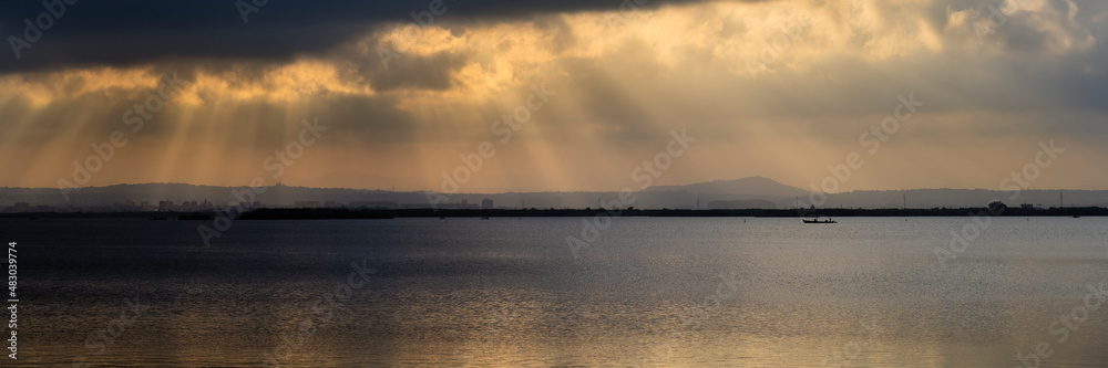 Rompimiento de gloria en La Albufera (Valencia, España)