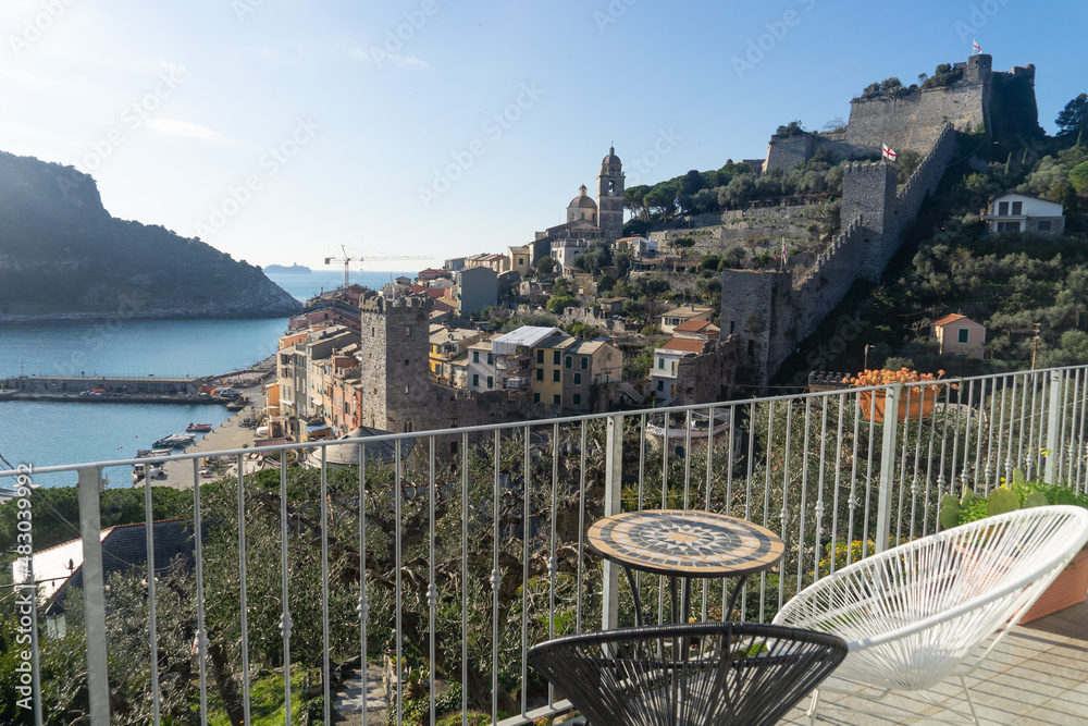 Naklejka premium Colazione su terrazza con vista a Portovenere