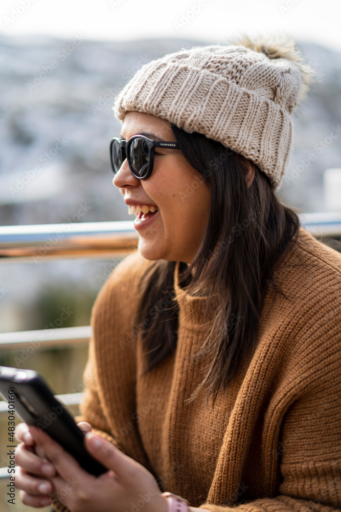 Chica joven guapa con gafas de sol en una terraza sonriendo y bebiendo refresco Chica joven guapa con gafas de sol en una terraza sonriendo y bebiendo refresco