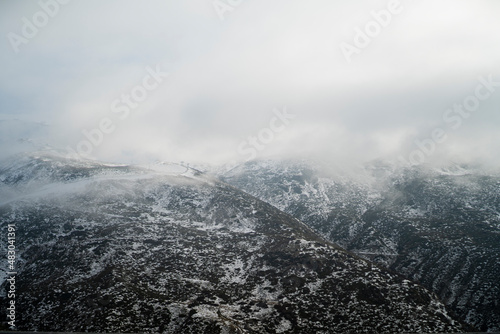 Paisaje de monta  as con nieve en la sierra de andalucia