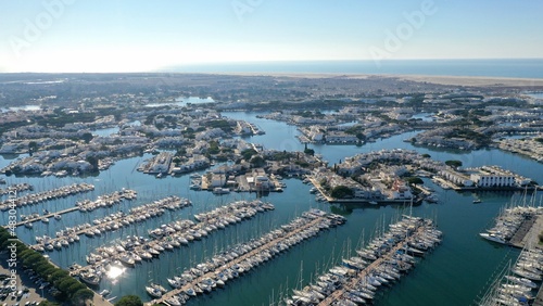 survol de port Camargue en Occitanie dans le sud de la France
