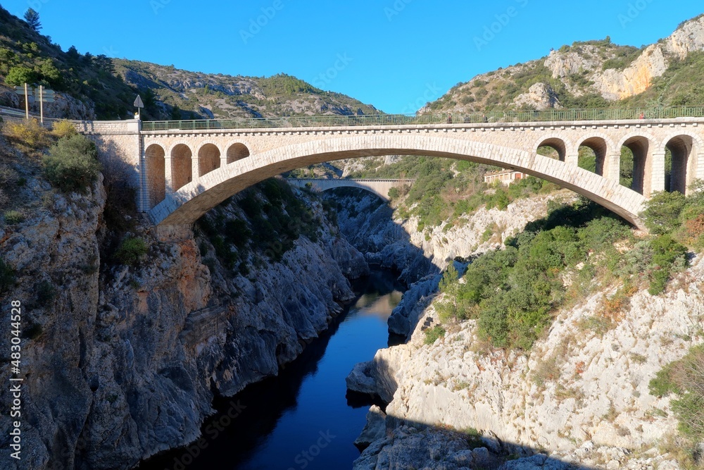 survol du pont du diable près de saint Guilhem le désert en Occitanie dans le sud de la France