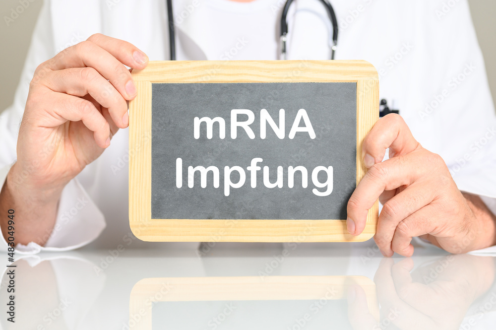 Arzt mit einer Tafel auf der mRNA Impfung steht Arzt mit einer Tafel auf der mRNA Impfung steht