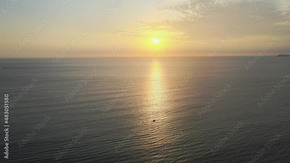 Atardecer en un bote. Drone caption. Atardecer en un bote. Drone caption.