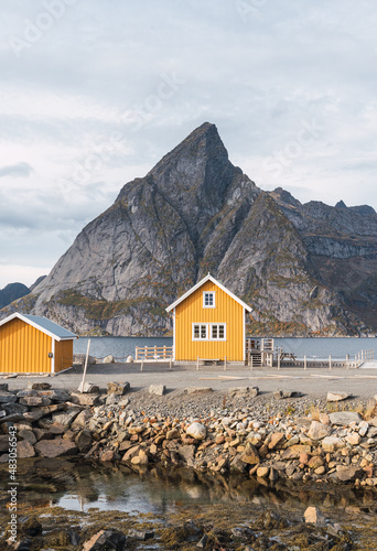 Obraz na płótnie yellow house in the norwegian lands w salonie
