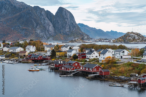 Obraz na płótnie Typical norwegian village with red houses w salonie