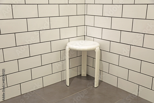 cuarto de baño azulejo blanco con banqueta blanca hotel  4M0A0245-as22 photo