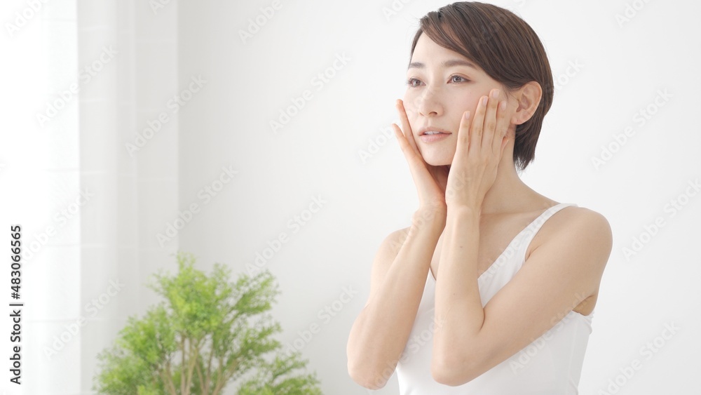 肌の潤いを実感する日本人女性 肌の潤いを実感する日本人女性