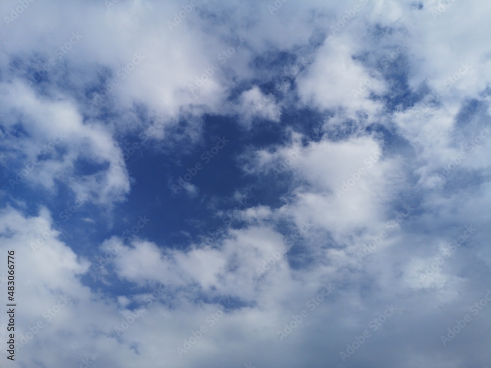 Obraz premium fluffy clouds and beautiful sky background