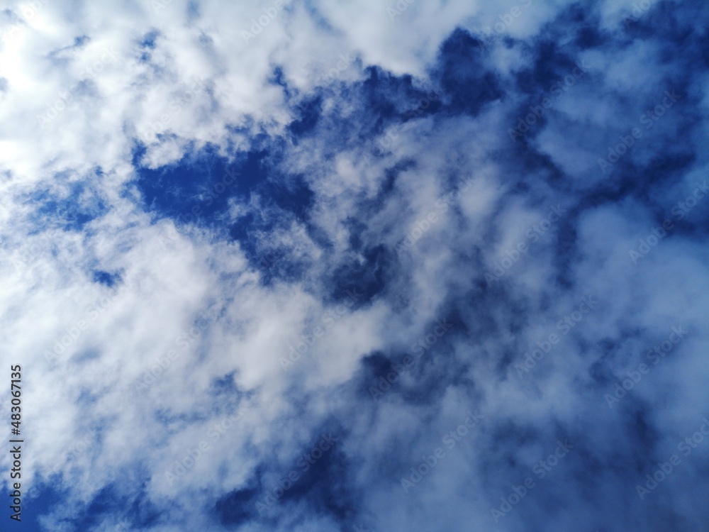 Obraz premium fluffy clouds and beautiful sky background