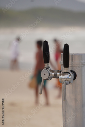 cerveza artesanal en la playa