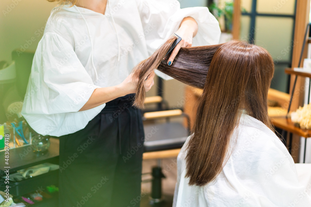 女性のヘアカットをする美容師 女性のヘアカットをする美容師