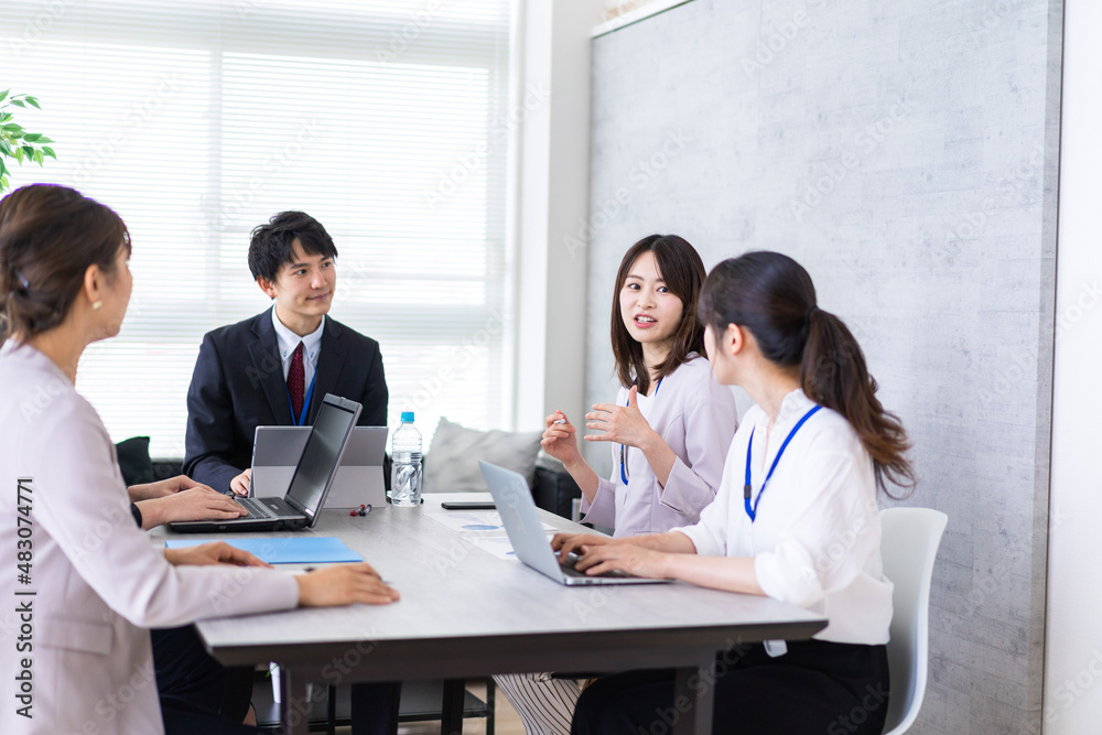 オフィスでビジネスミーティングをする会社員 オフィスでビジネスミーティングをする会社員
