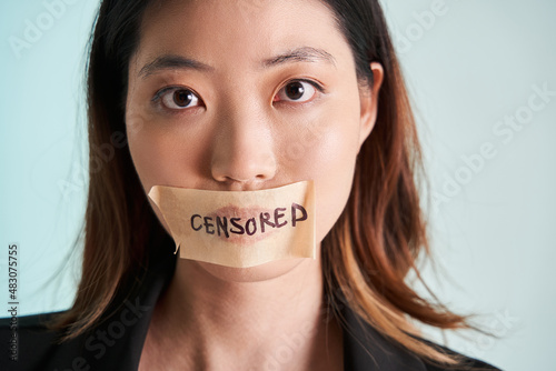Canvastavla Asian woman with adhesive plaster sealed her mouth, she closed mouth with tape