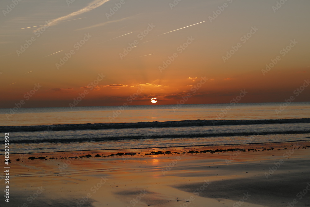 Soleil couchant jouant avec les chemtrails et les nuages à l'ile d'Oléron Soleil couchant jouant avec les chemtrails et les nuages à l'ile d'Oléron