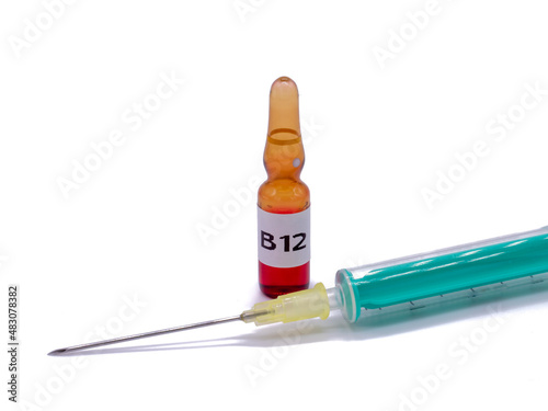 B12 Ampulle mit Spritze isoliert auf weißen Hintergrund photo
