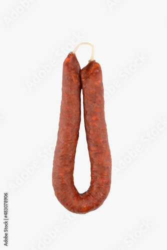 Longaniza de chorizo sobre fondo blanco