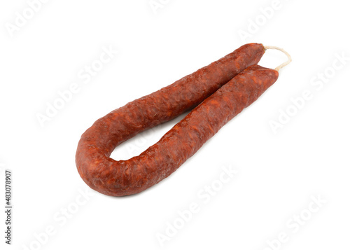 Longaniza de chorizo sobre fondo blanco, típico de España