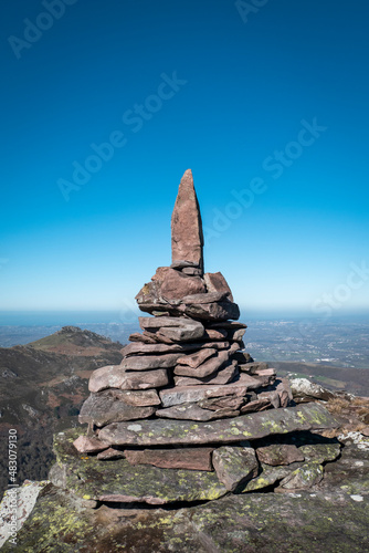 Pirâmide de pequenas pedras no alto da montanha Artzamendi no País Basco
 photo